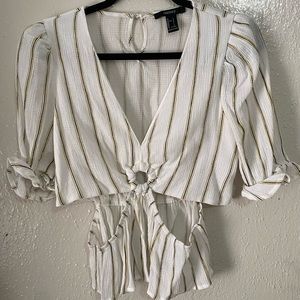 Blusa Blanca con rayas amarillas con negro.